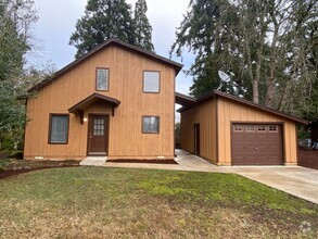 Building Photo - Fantastic SE Salem 3-Bedroom Home in Prime...