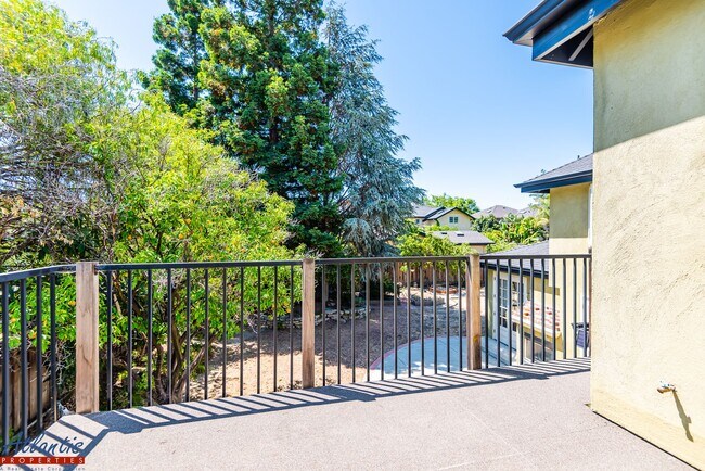 Building Photo - Stunning Cambrian Home | Desirable Neighborhood