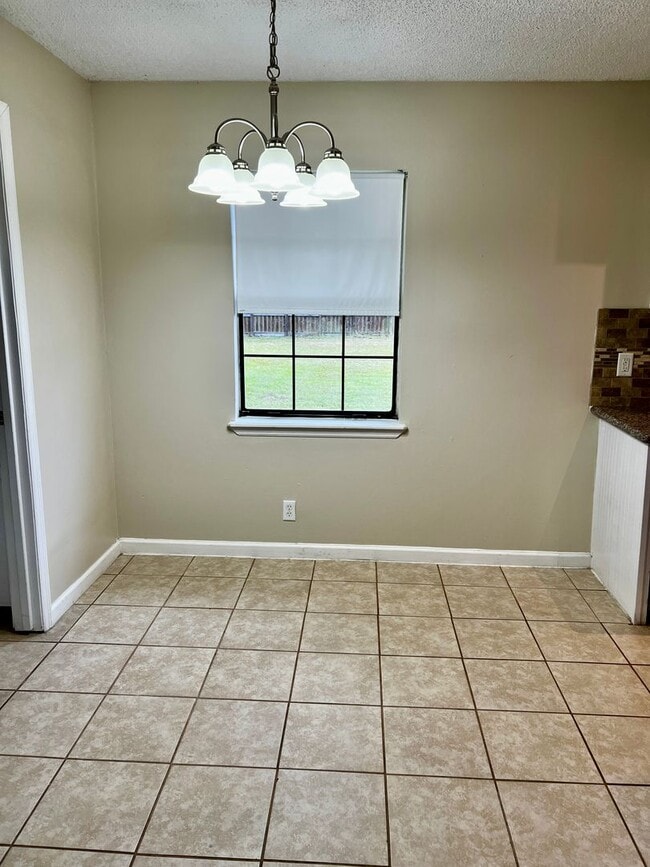 Building Photo - 3/2 LARGE fenced in yard!