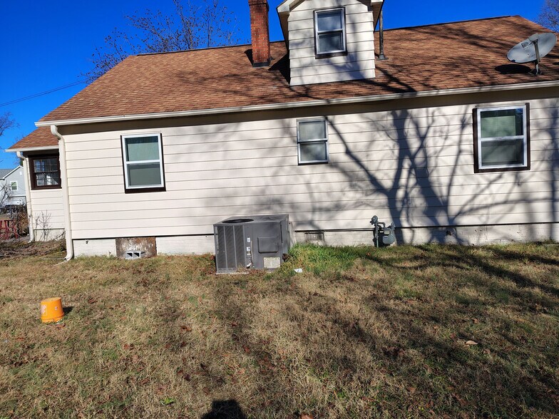 Building Photo - Room in House on Austin Dr