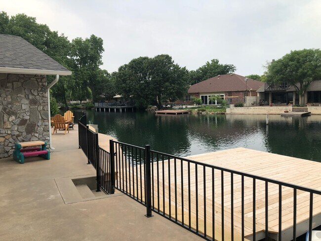 Building Photo - 3642 Lakeshore Dr