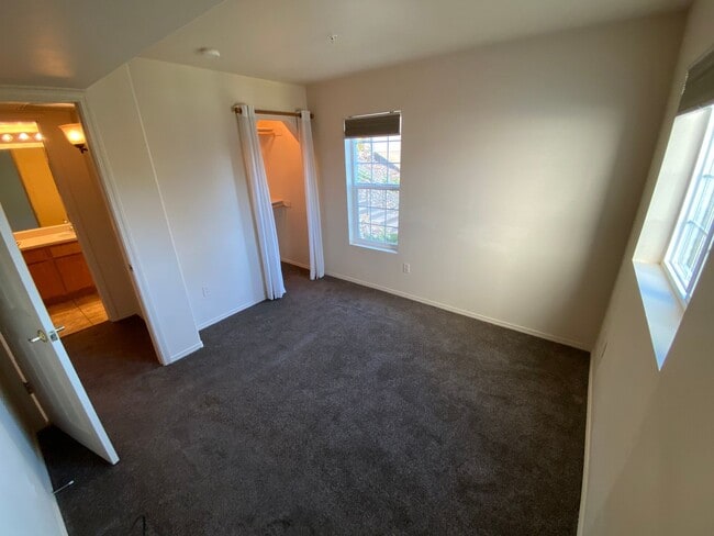 Building Photo - One Bedroom Condo with Mountain Views