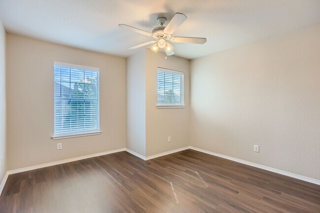 Building Photo - Large Home with Gorgeous Pool & Sunroom!!!