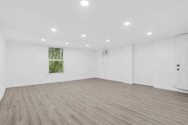 Building Photo - 2737 Stuart Dr