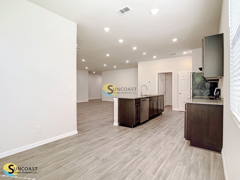 Building Photo - 585 Marion Oaks Pass