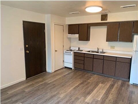 Building Photo - 121 Southview Dr