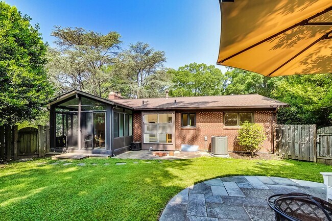 Building Photo - 3 bedroom/2 bath Light Filled Home Located in a Quiet Cul-de-Sac