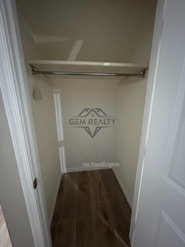 Building Photo - 100 Kendallwood Dr