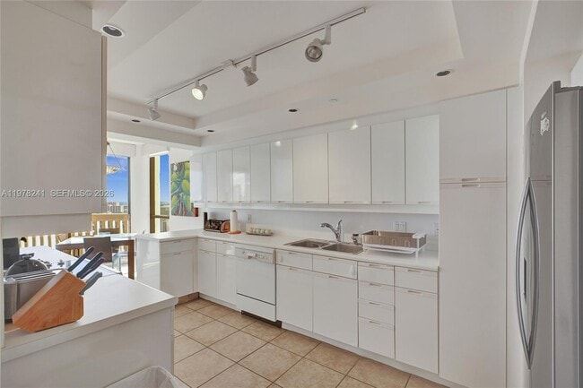 Building Photo - 2000 Island Blvd