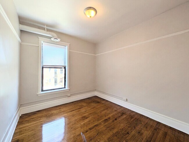 Building Photo - 4943 N Winthrop Ave