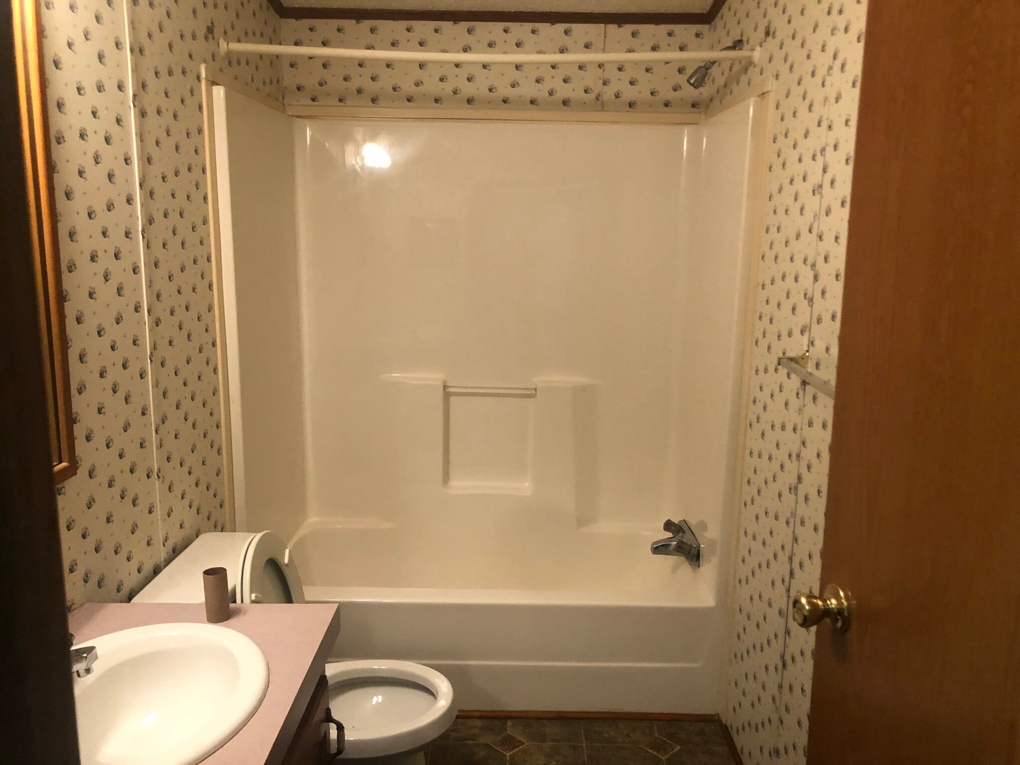 Guest Bathroom _2 - 505 Bloomfield Rd