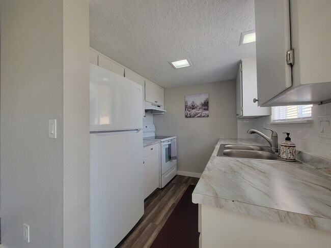 Building Photo - Newly Renovated Townhouse - Pet Friendly!!