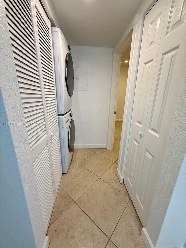 Building Photo - 3032 Coral Ridge Dr