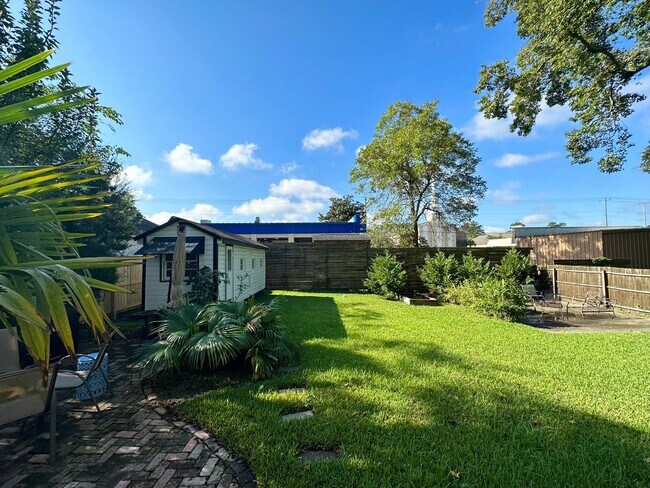 Building Photo - Charming Three Bedroom Home in the Heart of West Ashely