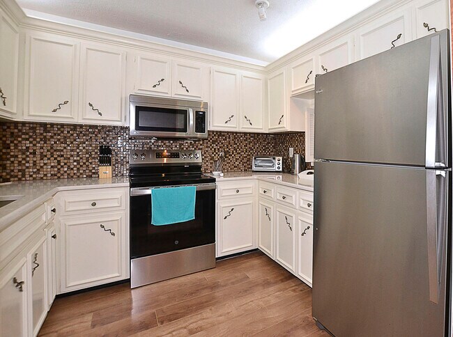 Building Photo - 900 Jasmine Ln