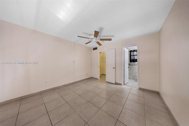 Building Photo - 449 Swallow Dr
