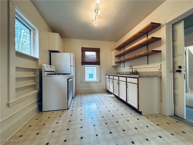 Building Photo - 481 Longmere Dr