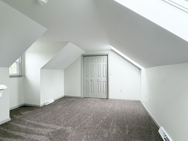 Building Photo - 425 Deerfield Dr