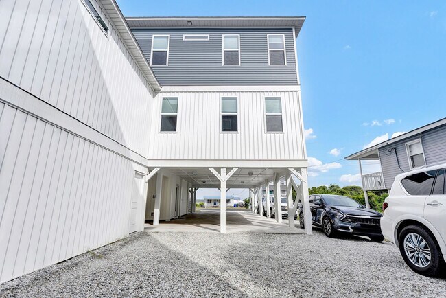 Building Photo - 822 S Topsail Dr