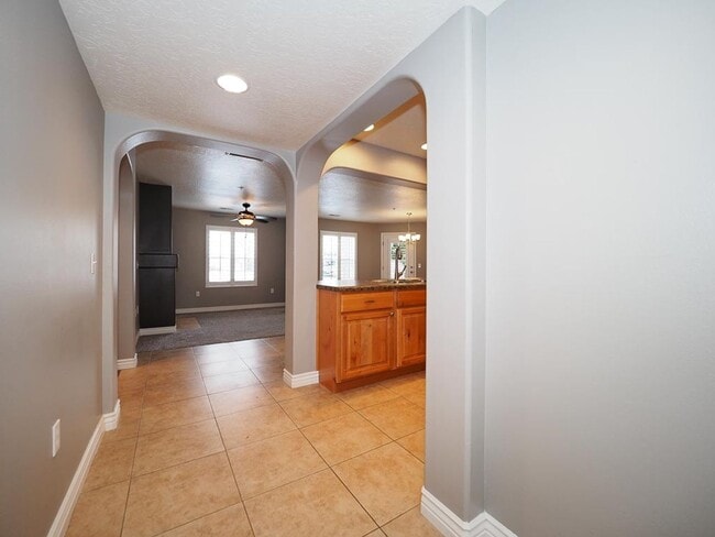 Building Photo - Beautiful Daybreak Condo