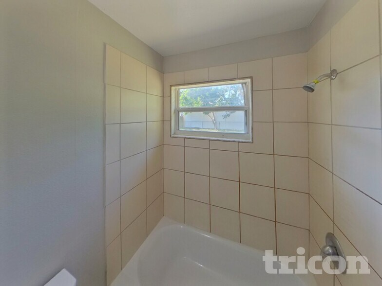 Building Photo - 4000 Berkshire Dr