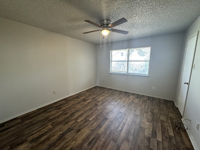 Building Photo - Two bedroom 1 bath with great space on qui...