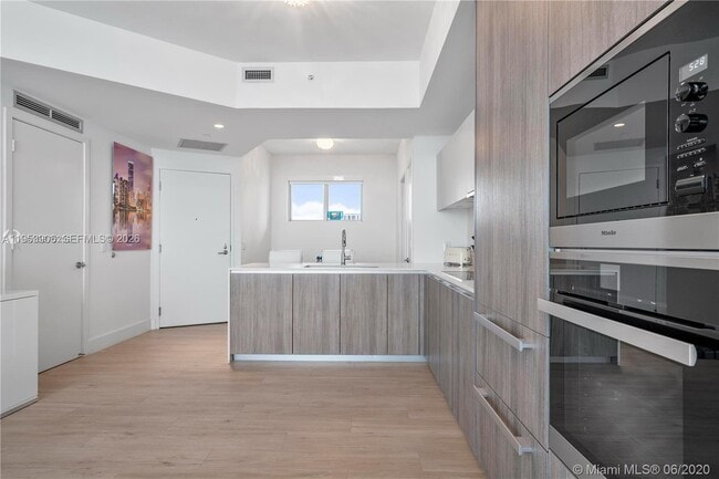 Building Photo - 2900 NE 7th Ave