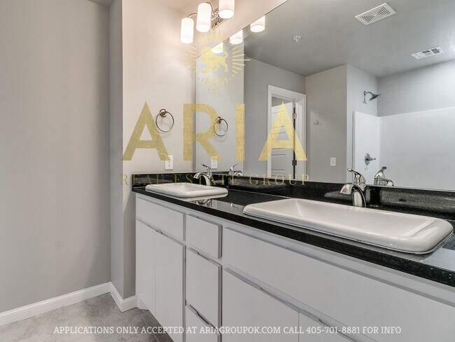 Building Photo - West Norman Urban Contemporary 3 Bed/2.5 Bath West Main Lofts Townhome Available Now!