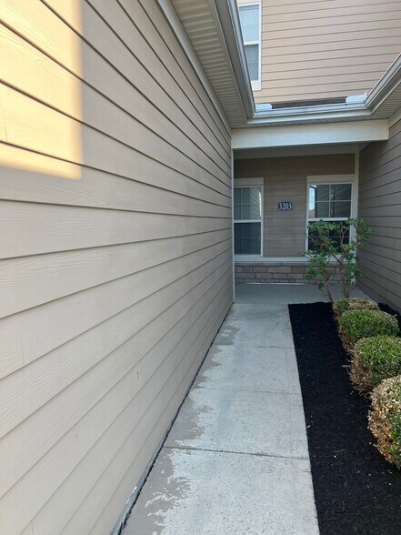 Building Photo - 3203 Rossmore Cir