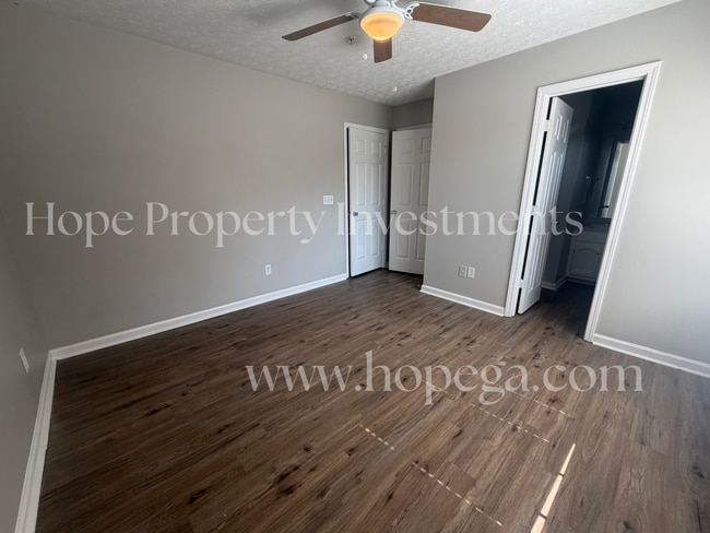 Building Photo - 5 E Newnan Rd