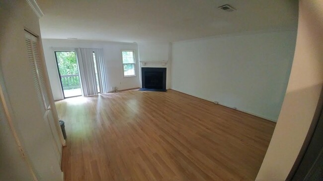 Building Photo - 2 BR / 2.5 BA Condo on Forest Hill. Pets C...