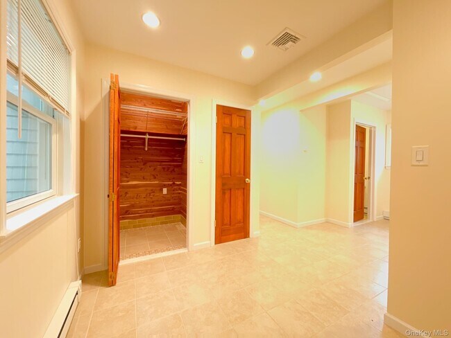 Building Photo - 10 Fairview Dr