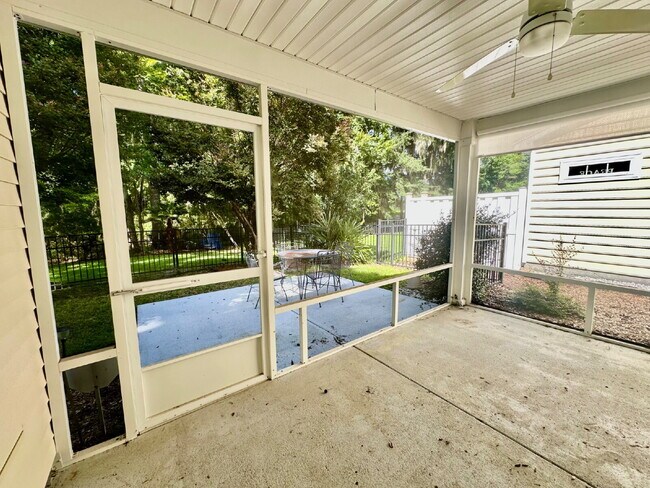 Building Photo - Charming Two Bedroom Home in Pinecrest!