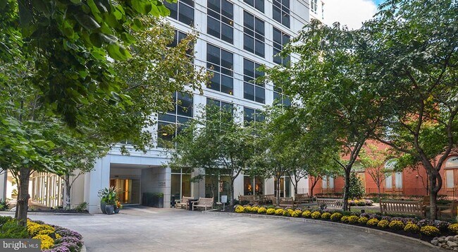Building Photo - 208 W Washington Square