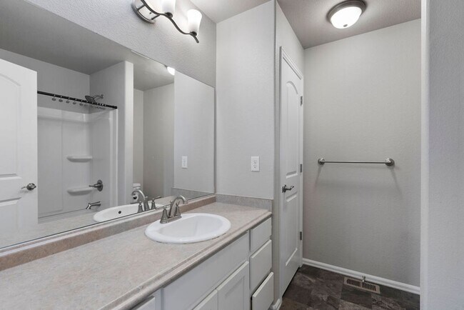 Building Photo - 3 Bedroom 2 1/2 Bath in Loveland