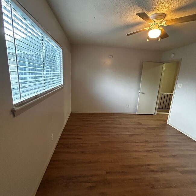 Building Photo - 7204 Creekside Dr