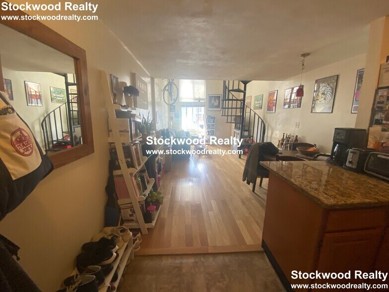 Building Photo - 382 Dorchester St