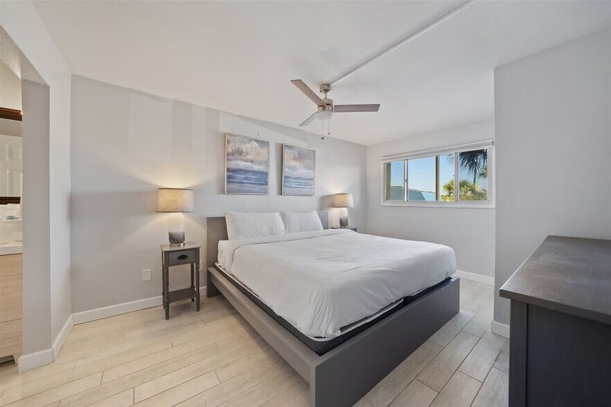 Building Photo - 8743 Thomas Dr