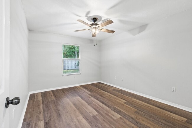 Building Photo - Experience a breezy lifestyle in the convenient Eagle Point subdivision!