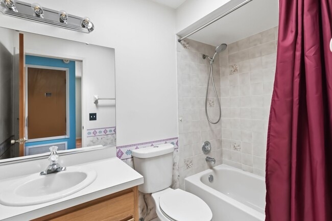 Building Photo - Charming 2/2 Spacious Home with/ 1 Car Garage in St. Cloud Close to the Lakefront Park