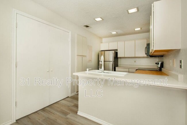 Building Photo - 4242 N Capistrano Dr