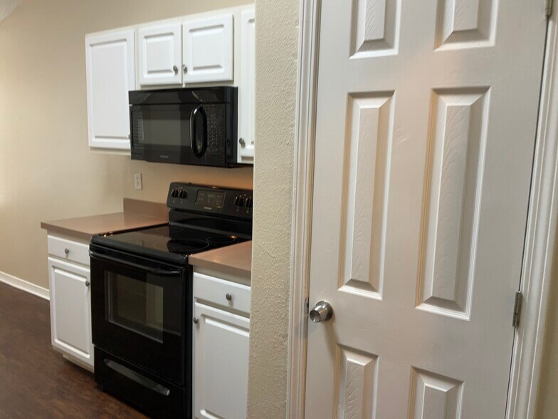 Building Photo - 12142 Corner Oaks Dr