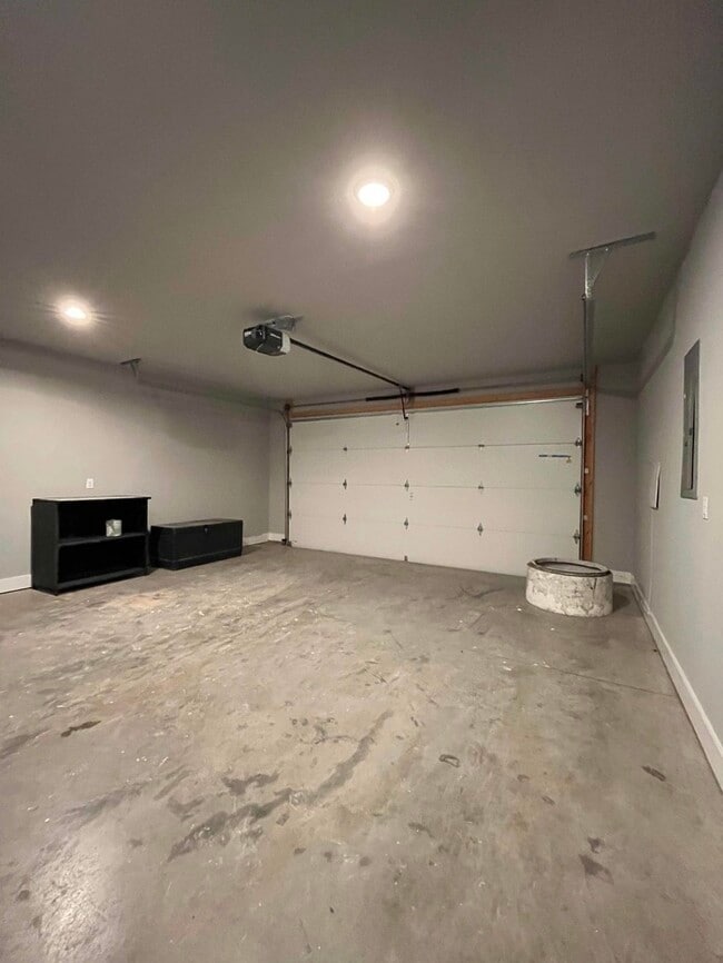 Building Photo - 976 Youngs Ln