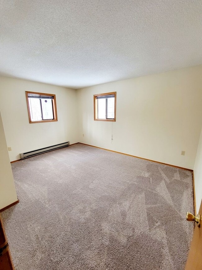 Building Photo - Amazing 4 bedroom with 2 kitchens and Livi...