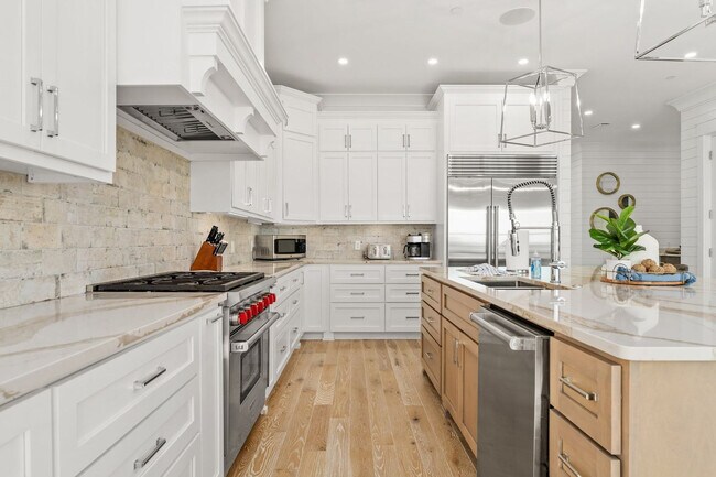 Building Photo - 14300 Front Beach Rd