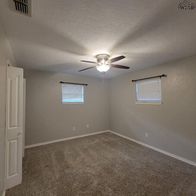 Building Photo - 4444 Phillips Dr