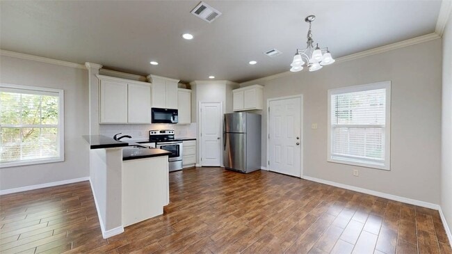 Building Photo - 108 Richards St