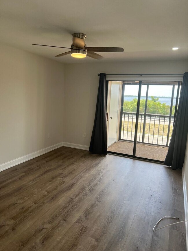 Building Photo - Located on the Myakka River in El Jo Bean  2nd floor