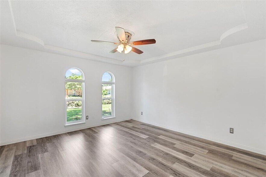 Building Photo - 2213 Overglen Dr
