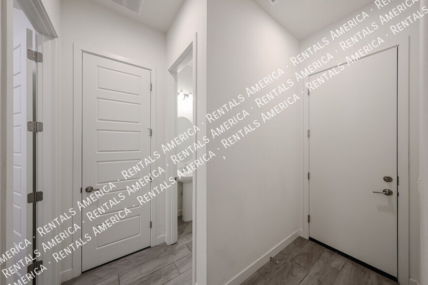 Building Photo - 1530 E San Carlos Way
